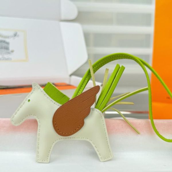 designer,replica,clothing,fake,1:1,lv,luxury,high quality New Hermes Rodeo Pegase bag charm/keychain, hand-stitched in lambskin (07OJYB).