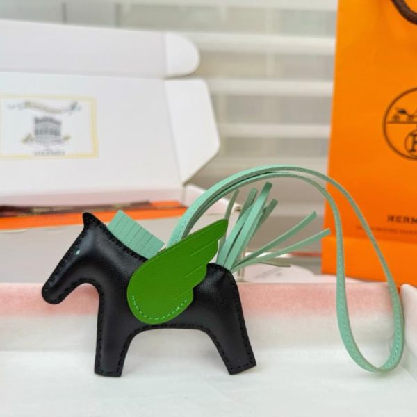 designer,replica,clothing,fake,1:1,lv,luxury,high quality New Hermès Rodeo Pegase bag charm/keychain, hand-stitched in lambskin (9VW718).