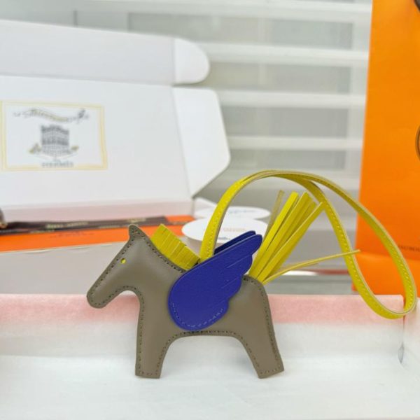 designer,replica,clothing,fake,1:1,lv,luxury,high quality New Hermès Rodeo Pegase bag charm/keychain, hand-stitched in lambskin (FV9YUK).