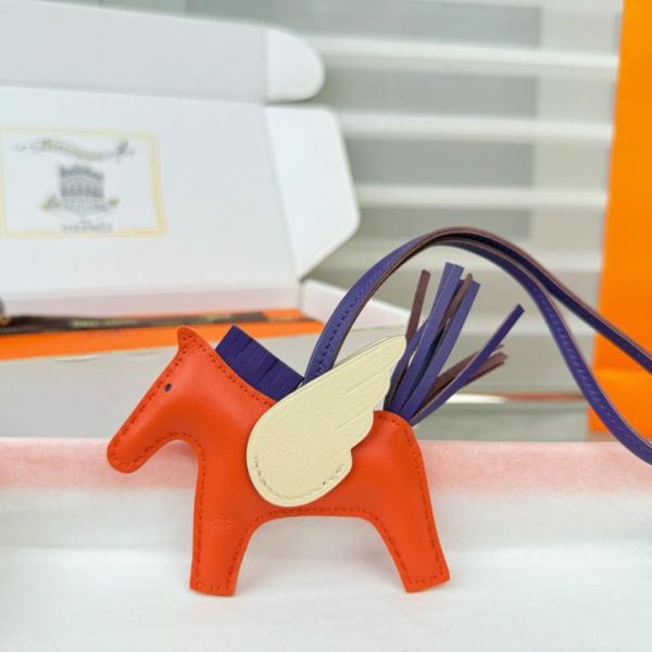 designer,replica,clothing,fake,1:1,lv,luxury,high quality New Hermes Rodeo Pegase bag charm/keychain, hand-stitched in lambskin (G9LYWQ).