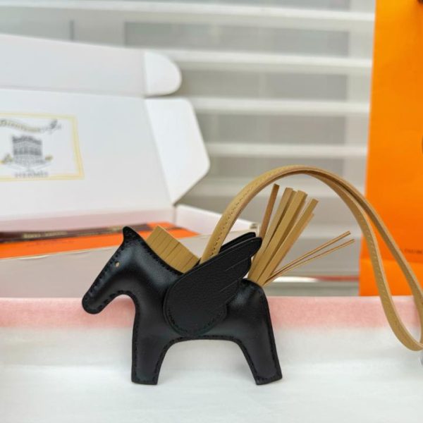 designer,replica,clothing,fake,1:1,lv,luxury,high quality New Hermès Rodeo Pegase bag charm/keychain, hand-stitched in lambskin (HM2TWD)