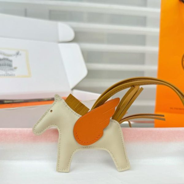 designer,replica,clothing,fake,1:1,lv,luxury,high quality New Hermès Rodeo Pegase bag charm/keychain, hand-stitched in lambskin (SOMOKJ).
