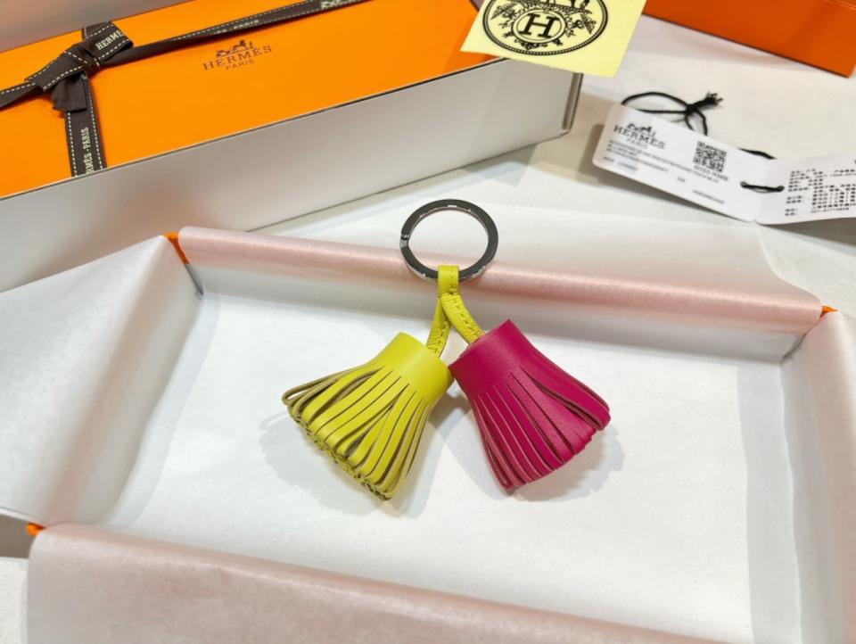 designer,replica,clothing,fake,1:1,lv,luxury,high quality New Arrival: Hermès Carmen uno dos kering tassel grass skirt keychain, handmade from imported lambskin (UIV59K) designer,replica,clothing,fake,1:1,lv,luxury,high quality New Arrival: Hermès Carmen uno dos kering tassel grass skirt keychain, handmade from imported lambskin (UIV59K)