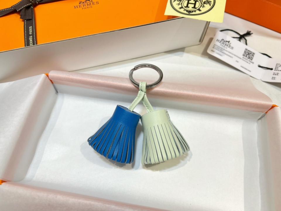 designer,replica,clothing,fake,1:1,lv,luxury,high quality New Arrival: Hermès Carmen uno dos kering tassel grass skirt keychain, handmade from imported lambskin (XSEIZ3) designer,replica,clothing,fake,1:1,lv,luxury,high quality New Arrival: Hermès Carmen uno dos kering tassel grass skirt keychain, handmade from imported lambskin (XSEIZ3)