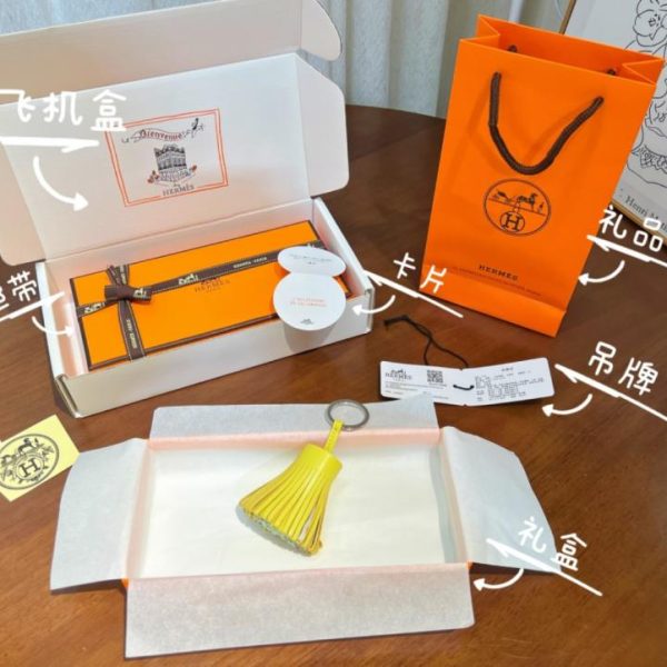 designer,replica,clothing,fake,1:1,lv,luxury,high quality Details of a single-ball tassel grass skirt keychain (V4X4DM)
