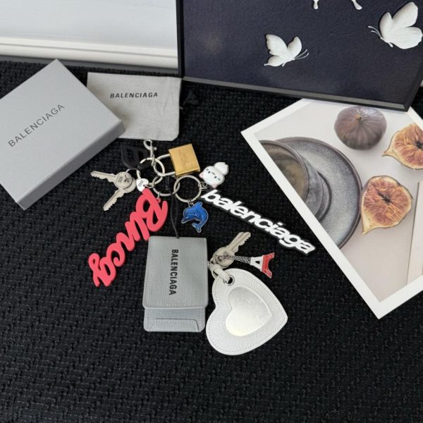 designer,replica,clothing,fake,1:1,lv,luxury,high quality New Arrival: Balenciaga Rodeo Heart-Shaped Mirror Keychain/Pendant (657ZNH) – Mirror surface with protective film, comes with a small box.