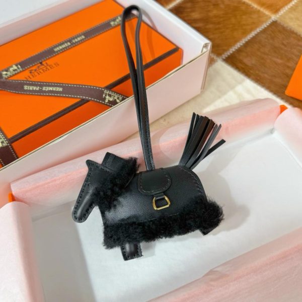 designer,replica,clothing,fake,1:1,lv,luxury,high quality New Arrival! HERMES Rodeo Robeo Coeur Lambswool Vest with Pony Design, Pony Bag Charm/Keychain. Handmade with exquisite stitching, made of lambskin (LOM8MO).