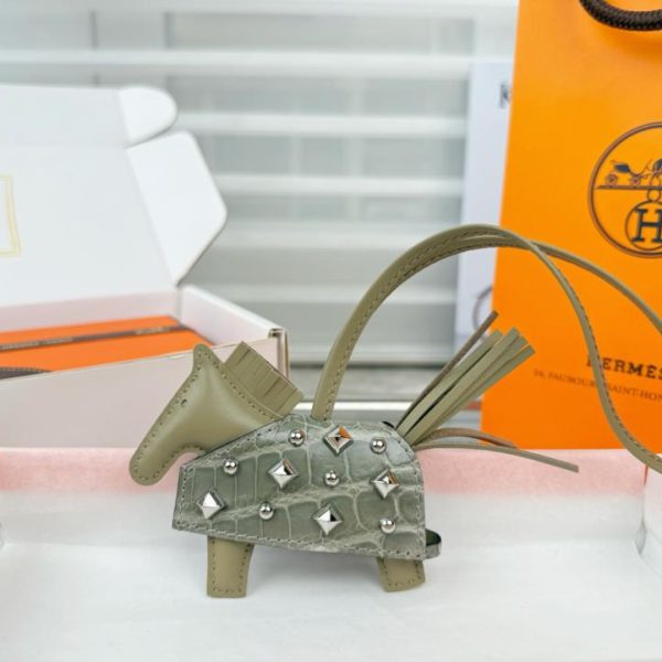 designer,replica,clothing,fake,1:1,lv,luxury,high quality New top-tier version, new style, high-end crocodile leather, studded pony design, all-steel hardware, HERMES Rodeo Robeo Coeur pony bag charm/keychain, hand-stitched (47Y0NC).