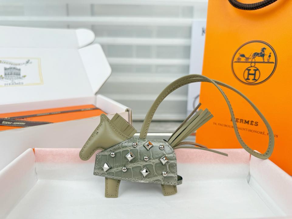 designer,replica,clothing,fake,1:1,lv,luxury,high quality New top-tier version, new style, high-end crocodile leather, studded pony design, all-steel hardware, HERMES Rodeo Robeo Coeur pony bag charm/keychain, hand-stitched (47Y0NC). designer,replica,clothing,fake,1:1,lv,luxury,high quality New top-tier version, new style, high-end crocodile leather, studded pony design, all-steel hardware, HERMES Rodeo Robeo Coeur pony bag charm/keychain, hand-stitched (47Y0NC).