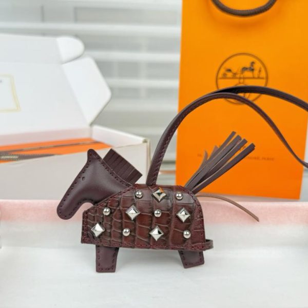 designer,replica,clothing,fake,1:1,lv,luxury,high quality New top-tier version, new style, high-end crocodile leather, studded pony design, all-steel hardware, HERMES Rodeo Robeo Coeur pony bag charm/keychain, hand-stitched (5EK54Y).