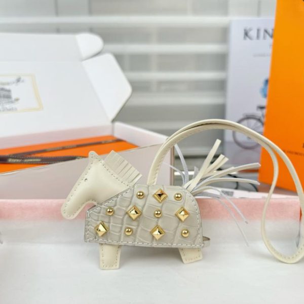 designer,replica,clothing,fake,1:1,lv,luxury,high quality New top-tier version, new style, high-end crocodile leather, studded pony design, all-steel hardware, HERMES Rodeo Robeo Coeur pony bag charm/keychain, hand-stitched (6T886V).