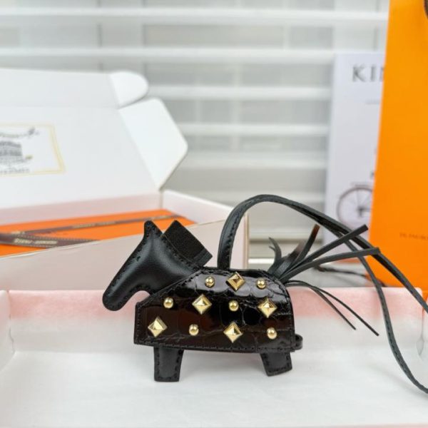 designer,replica,clothing,fake,1:1,lv,luxury,high quality New top-tier version, new style, high-end crocodile leather, studded pony design, all-steel hardware, HERMES Rodeo Robeo Coeur pony bag charm/keychain, hand-stitched (9CE4RD).