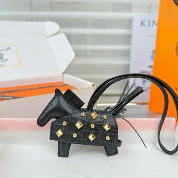 designer,replica,clothing,fake,1:1,lv,luxury,high quality New top-tier version, new style, high-end crocodile leather, studded pony design, all-steel hardware, HERMES Rodeo Robeo Coeur pony bag charm/keychain, hand-stitched (AEQM30)