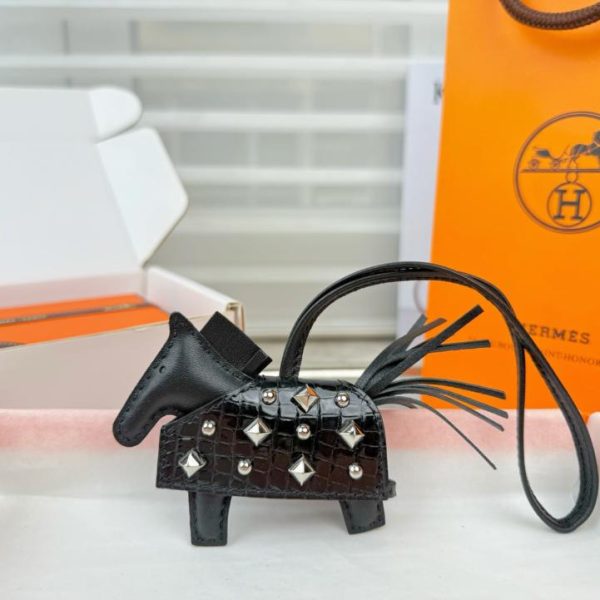 designer,replica,clothing,fake,1:1,lv,luxury,high quality Top-tier new arrival, high-end crocodile leather, studded pony design, all-steel hardware, HERMES Rodeo Robeo Coeur pony bag charm/keychain, hand-stitched (JAE1UN).