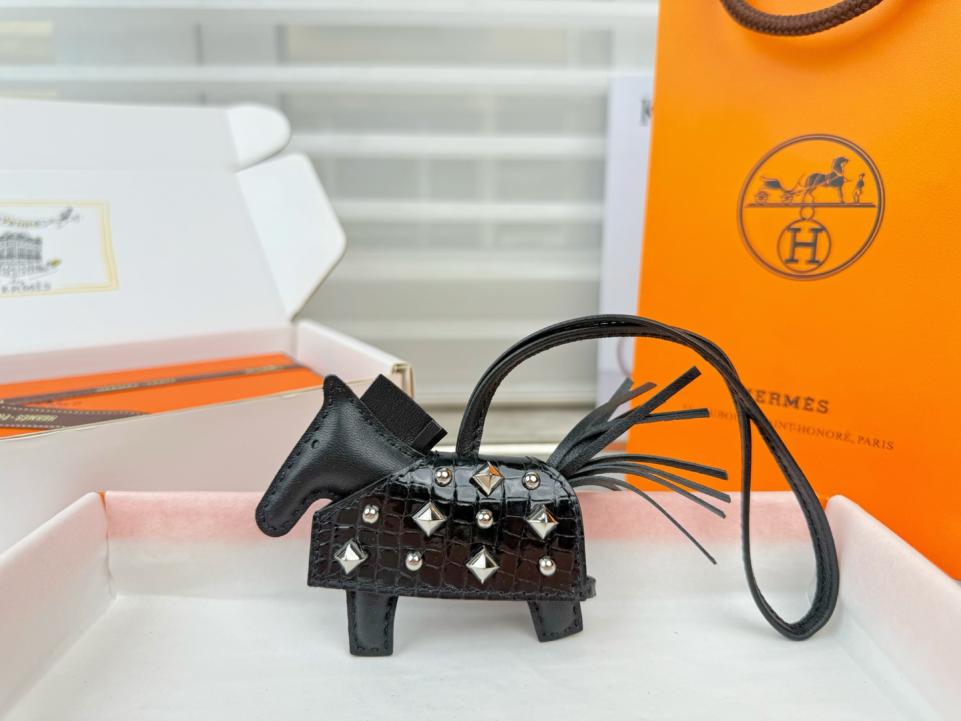 designer,replica,clothing,fake,1:1,lv,luxury,high quality Top-tier new arrival, high-end crocodile leather, studded pony design, all-steel hardware, HERMES Rodeo Robeo Coeur pony bag charm/keychain, hand-stitched (JAE1UN). designer,replica,clothing,fake,1:1,lv,luxury,high quality Top-tier new arrival, high-end crocodile leather, studded pony design, all-steel hardware, HERMES Rodeo Robeo Coeur pony bag charm/keychain, hand-stitched (JAE1UN).
