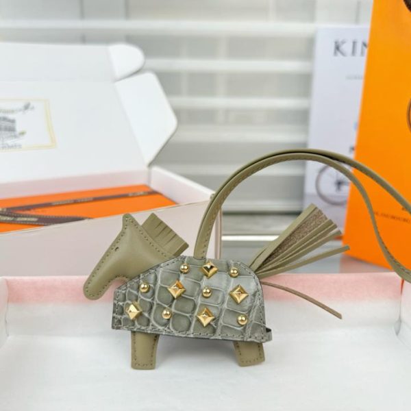designer,replica,clothing,fake,1:1,lv,luxury,high quality Top-tier new arrival, high-end crocodile leather, studded pony design, all-steel hardware, HERMES Rodeo Robeo Coeur pony bag charm/keychain, hand-stitched (JNWV9Y).