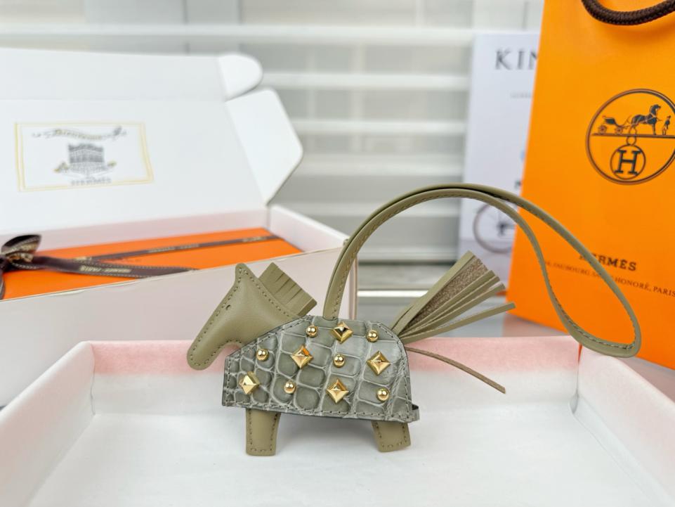 designer,replica,clothing,fake,1:1,lv,luxury,high quality Top-tier new arrival, high-end crocodile leather, studded pony design, all-steel hardware, HERMES Rodeo Robeo Coeur pony bag charm/keychain, hand-stitched (JNWV9Y). designer,replica,clothing,fake,1:1,lv,luxury,high quality Top-tier new arrival, high-end crocodile leather, studded pony design, all-steel hardware, HERMES Rodeo Robeo Coeur pony bag charm/keychain, hand-stitched (JNWV9Y).