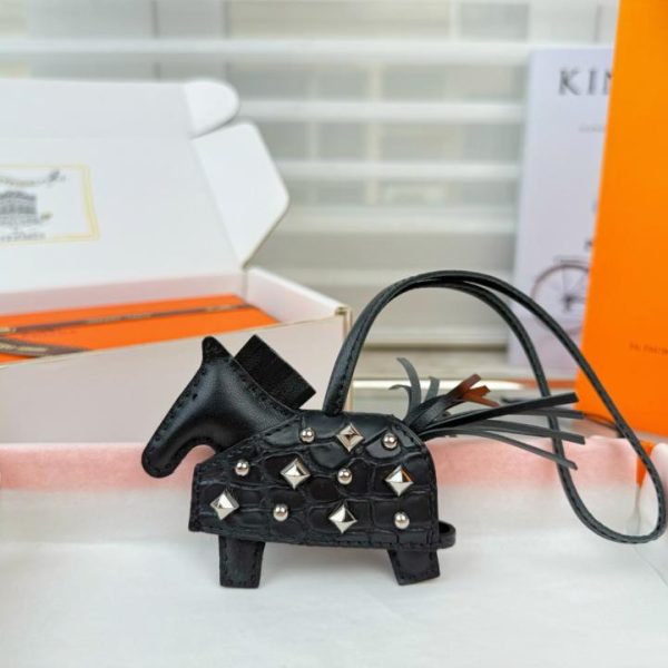 designer,replica,clothing,fake,1:1,lv,luxury,high quality New top-tier version, new style, high-end crocodile leather, studded pony design, all-steel hardware, HERMES Rodeo Robeo Coeur pony bag charm/keychain, hand-stitched (MLU26X)