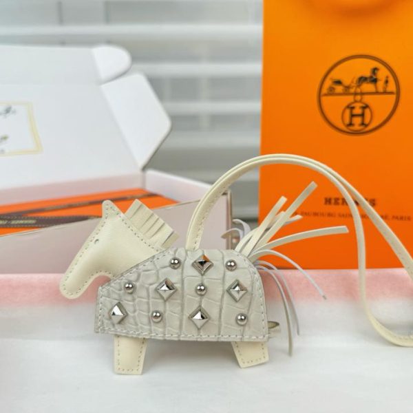 designer,replica,clothing,fake,1:1,lv,luxury,high quality New top-tier version, new style, high-end crocodile leather, studded pony design, all-steel hardware, HERMES Rodeo Robeo Coeur pony bag charm/keychain, hand-stitched (T4VOUM).