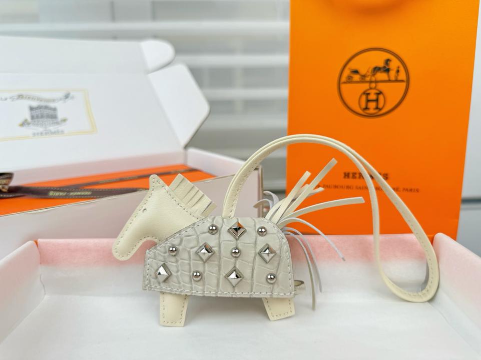designer,replica,clothing,fake,1:1,lv,luxury,high quality New top-tier version, new style, high-end crocodile leather, studded pony design, all-steel hardware, HERMES Rodeo Robeo Coeur pony bag charm/keychain, hand-stitched (T4VOUM). designer,replica,clothing,fake,1:1,lv,luxury,high quality New top-tier version, new style, high-end crocodile leather, studded pony design, all-steel hardware, HERMES Rodeo Robeo Coeur pony bag charm/keychain, hand-stitched (T4VOUM).
