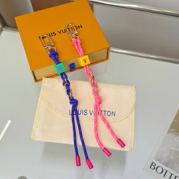 designer,replica,clothing,fake,1:1,lv,luxury,high quality LV woven bag charm, available in pink and blue, features a metal chain and woven cord for hanging bags and keys (E602UD).
