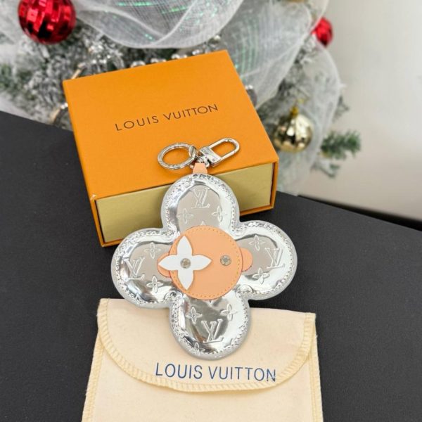 designer,replica,clothing,fake,1:1,lv,luxury,high quality Vivienne Head Monogram Mirror Keychain M03280 Louis Vuitton VIVIENNE HEAD MONOGRAM MIRROR Keychain made of PU material.