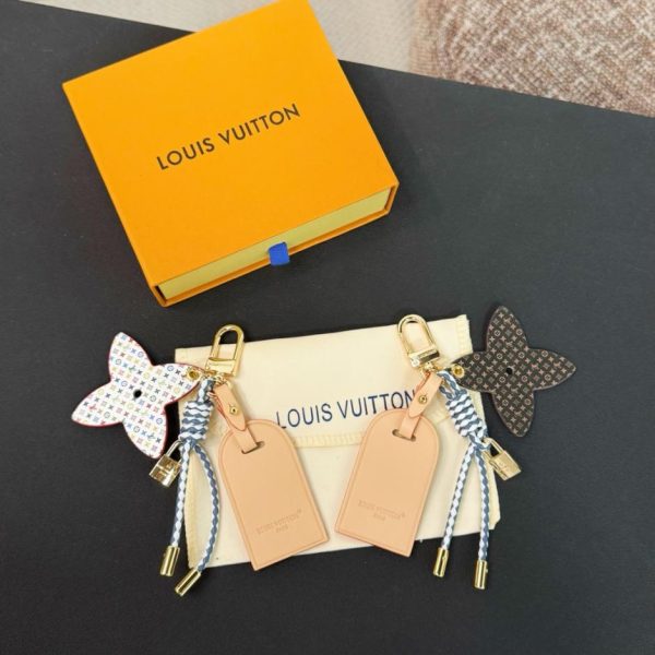 designer,replica,clothing,fake,1:1,lv,luxury,high quality New Arrival M02958 Leather Luggage Tag Keychain Charm Louis Vuitton Lock and Bloom Stacking Bag Accessory (SXC141)