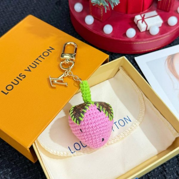 designer,replica,clothing,fake,1:1,lv,luxury,high quality New product M02583 LOUIS Vuitton BERRYLICIOUS CROCHET bag charm with woven strawberry design (7UY13Q)