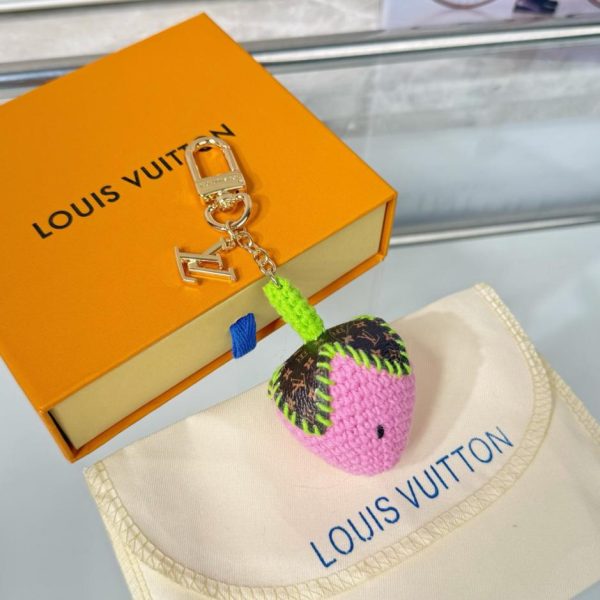 designer,replica,clothing,fake,1:1,lv,luxury,high quality New Arrival M02583 LOUIS Vuitton BERRYLICIOUS CROCHET Bag Charm with Woven Strawberry Pendant (AZVKJL)