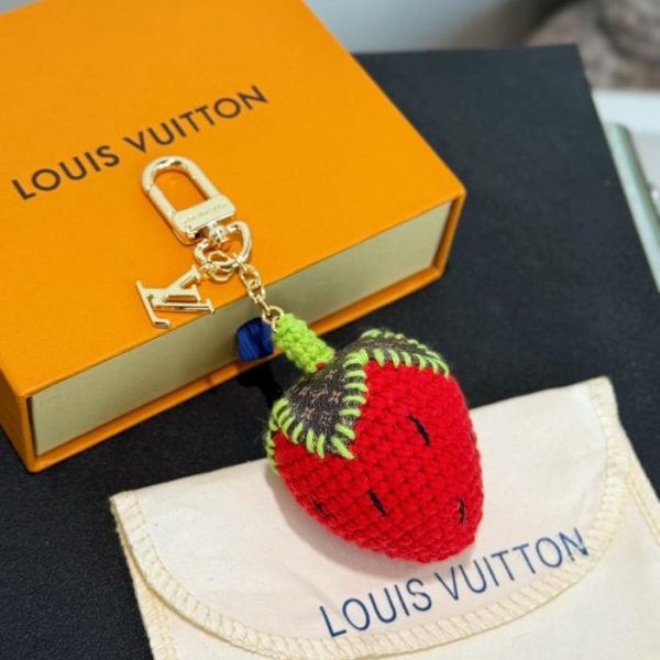 designer,replica,clothing,fake,1:1,lv,luxury,high quality New product M02583 LOUIS Vuitton BERRYLICIOUS CROCHET bag charm with woven strawberry design (CV7EWR)