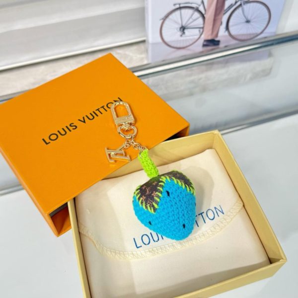 designer,replica,clothing,fake,1:1,lv,luxury,high quality New Arrival M02583 LOUIS Vuitton BERRYLICIOUS CROCHET Bag Charm with Woven Strawberry Pendant (R5WTGF)