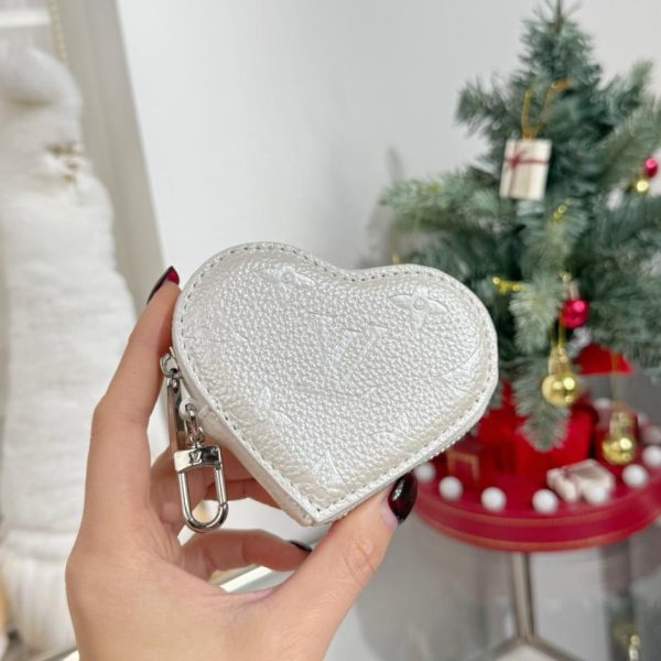 designer,replica,clothing,fake,1:1,lv,luxury,high quality New Arrival Heart-Shaped Coin Purse – Louis Vuitton LOUIS BEAR Heart-Shaped Bag Charm (0CI0UW)