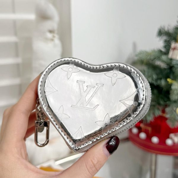 designer,replica,clothing,fake,1:1,lv,luxury,high quality New Arrival Heart-Shaped Coin Purse – Louis Vuitton LOUIS BEAR Heart-Shaped Bag Charm (9R9SHX)