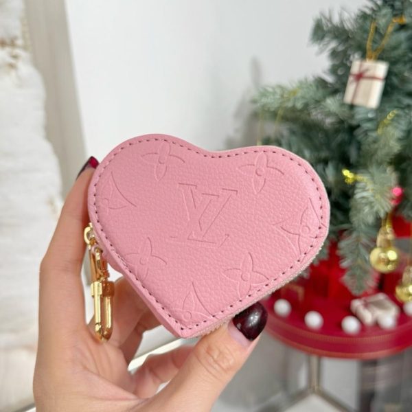 designer,replica,clothing,fake,1:1,lv,luxury,high quality New Arrival Heart-Shaped Coin Purse – Louis Vuitton LOUIS BEAR Heart-Shaped Bag Charm (J37C0M)