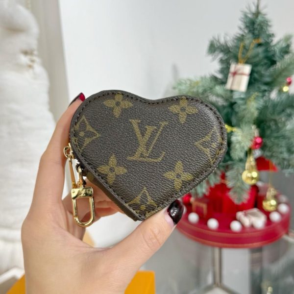 designer,replica,clothing,fake,1:1,lv,luxury,high quality New Arrival Heart-Shaped Coin Purse – Louis Vuitton LOUIS BEAR Heart-Shaped Bag Charm (TXX2ZO)