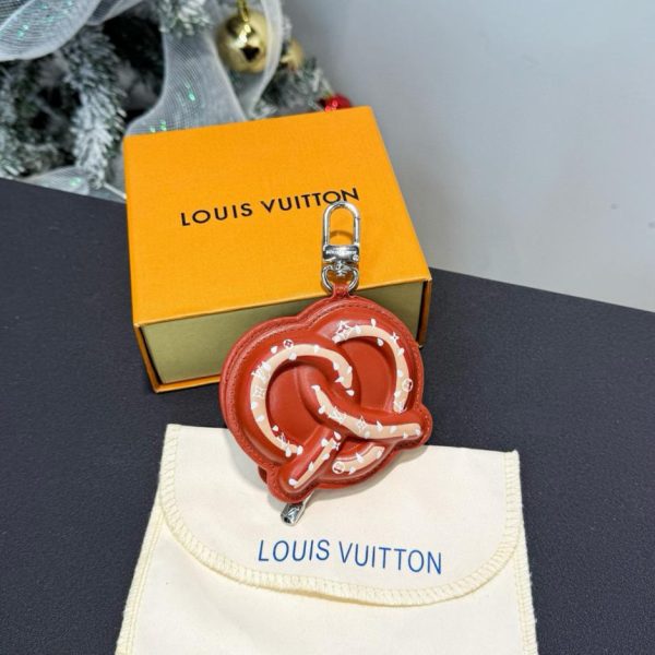 designer,replica,clothing,fake,1:1,lv,luxury,high quality M03295 Louis Vuitton Alkali Knot Earphone Bag Charm/Legacy LV Bretzel Bag Charm (9TEMQA)