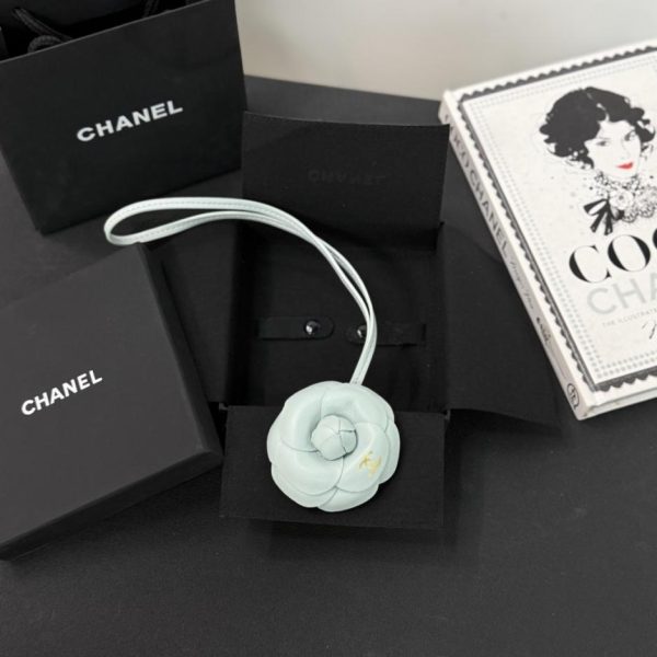 designer,replica,clothing,fake,1:1,lv,luxury,high quality New Chanel Camellia Bag Charm in Soft and Tough Lambskin (E3OM56)