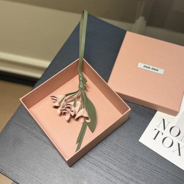 designer,replica,clothing,fake,1:1,lv,luxury,high quality MIUMIU Leather Floral Pendant (7ONUF5)