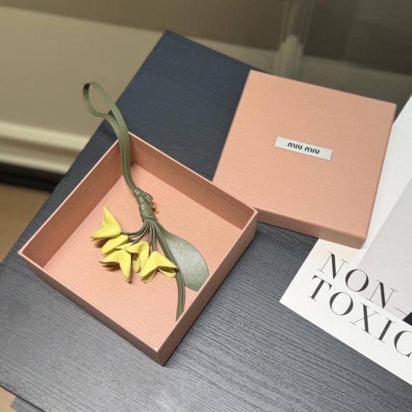 designer,replica,clothing,fake,1:1,lv,luxury,high quality MIUMIU Leather Floral Pendant (9VU411)