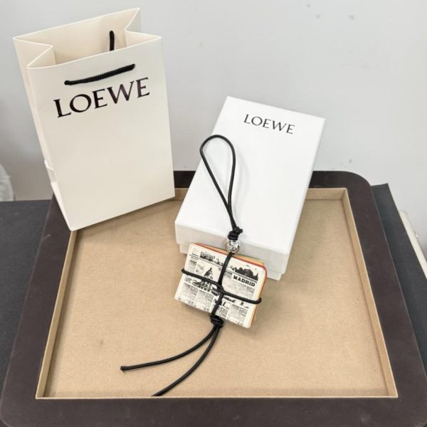 designer,replica,clothing,fake,1:1,lv,luxury,high quality New Loewe calfskin newspaper charm pendant, featuring a calfskin newspaper design with a calfskin strap and Pebble dice (3KWMRK).