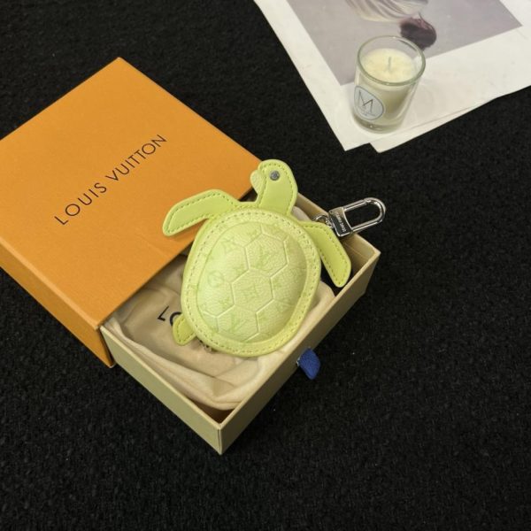 designer,replica,clothing,fake,1:1,lv,luxury,high quality New LV turtle pendant (F3LUSM)