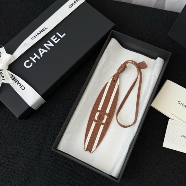 designer,replica,clothing,fake,1:1,lv,luxury,high quality Chanel surfboard-shaped leather charm with classic double C logo (105NQ3)