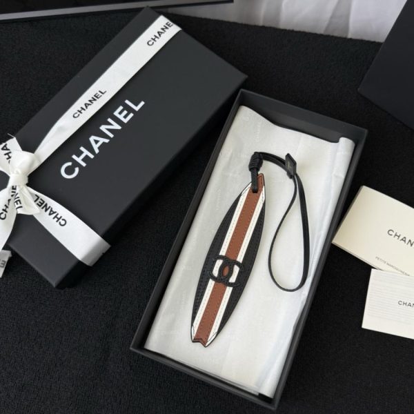 designer,replica,clothing,fake,1:1,lv,luxury,high quality Chanel surfboard-shaped leather charm with classic double C logo (A1Y7IW)