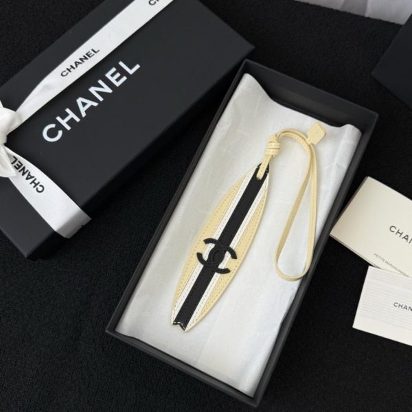 designer,replica,clothing,fake,1:1,lv,luxury,high quality Chanel surfboard-shaped leather charm with classic double C logo (NA6MO9)