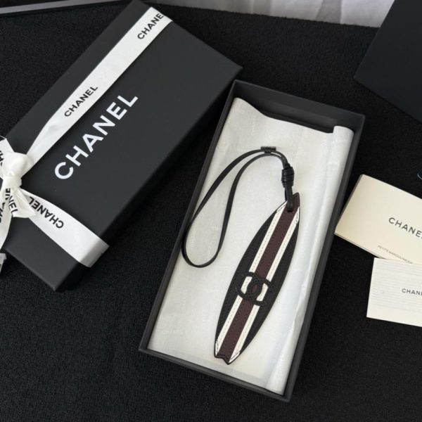 designer,replica,clothing,fake,1:1,lv,luxury,high quality Chanel surfboard-shaped leather charm with the classic double C logo (QEGSJD).