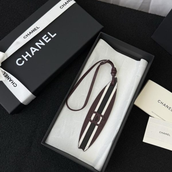 designer,replica,clothing,fake,1:1,lv,luxury,high quality Chanel surfboard-shaped leather charm with classic double C logo (T6C31I)