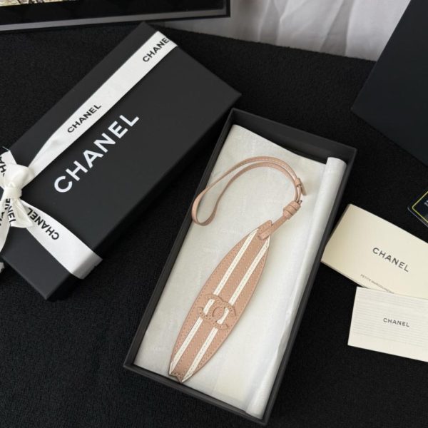 designer,replica,clothing,fake,1:1,lv,luxury,high quality Chanel surfboard-shaped leather charm with the classic double C logo (YELUT0).