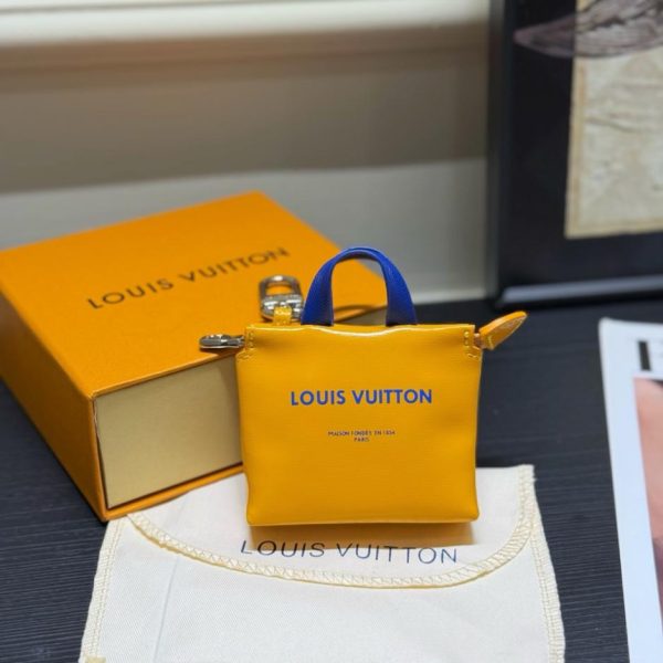 designer,replica,clothing,fake,1:1,lv,luxury,high quality Mini shopping bag charm M02699 Louis Vuitton MINI SHOPPER bag charm (LMQHJ9)