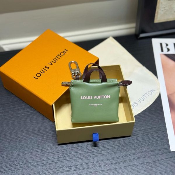 designer,replica,clothing,fake,1:1,lv,luxury,high quality Mini shopping bag charm M02699 Louis Vuitton MINI SHOPPER bag charm (TIFRYE)
