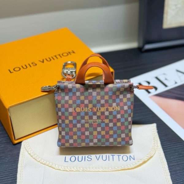 designer,replica,clothing,fake,1:1,lv,luxury,high quality Mini shopping bag charm M02699 Louis Vuitton MINI SHOPPER bag charm (V1BU70)